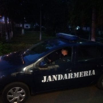 Prins după ce a lovit o femeie, pe altele le-a înjurat și a și spart luneta unei mașini Prins după ce a lovit o femeie, pe altele le-a înjurat și a și spart luneta unei mașini