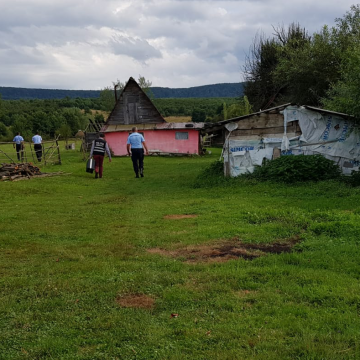 Adolescent plecat de acasă, găsit de polițiști după 12 ore de căutări Adolescent plecat de acasă, găsit de polițiști după 12 ore de căutări