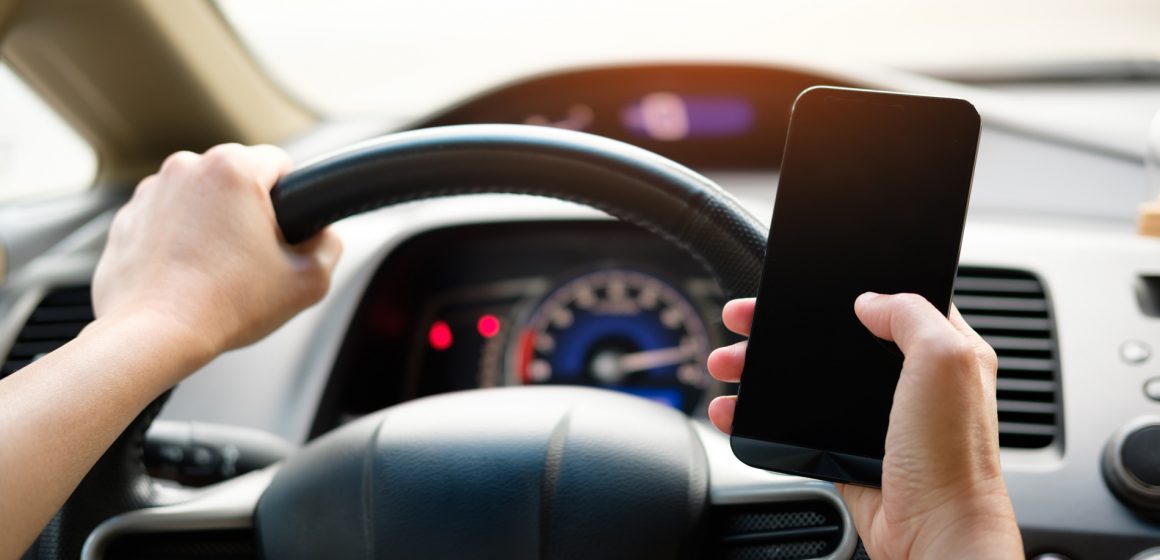 Se modifică prevederile Codului rutier pentru prevenirea ”live-ului la volan” Se modifică prevederile Codului rutier pentru prevenirea ”live-ului la volan”