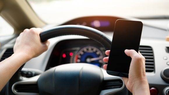 Se modifică prevederile Codului rutier pentru prevenirea ”live-ului la volan” Se modifică prevederile Codului rutier pentru prevenirea ”live-ului la volan”
