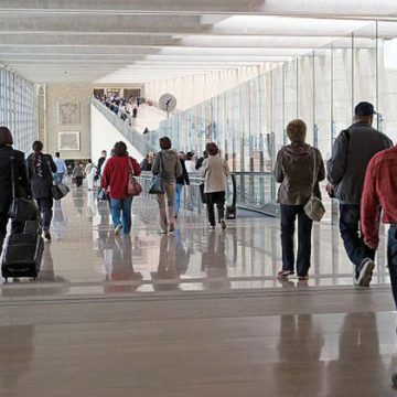 Creşte numărul străinilor care vin în România/ Turiştii români care îşi fac vacanţa în afara ţării, de trei ori mai numeroşi