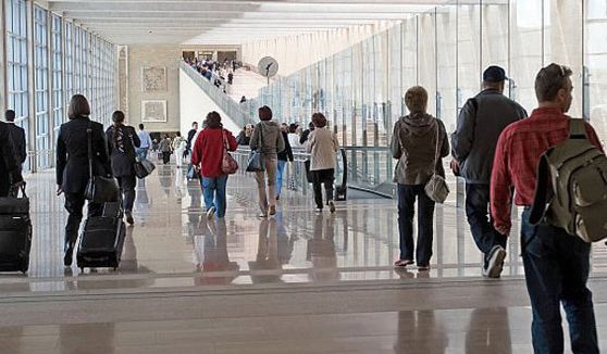 Creşte numărul străinilor care vin în România/ Turiştii români care îşi fac vacanţa în afara ţării, de trei ori mai numeroşi Creşte numărul străinilor care vin în România/ Turiştii români care îşi fac vacanţa în afara ţării, de trei ori mai numeroşi