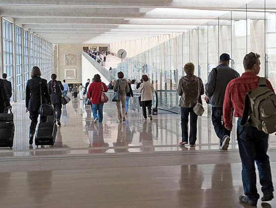 Creşte numărul străinilor care vin în România/ Turiştii români care îşi fac vacanţa în afara ţării, de trei ori mai numeroşi Creşte numărul străinilor care vin în România/ Turiştii români care îşi fac vacanţa în afara ţării, de trei ori mai numeroşi