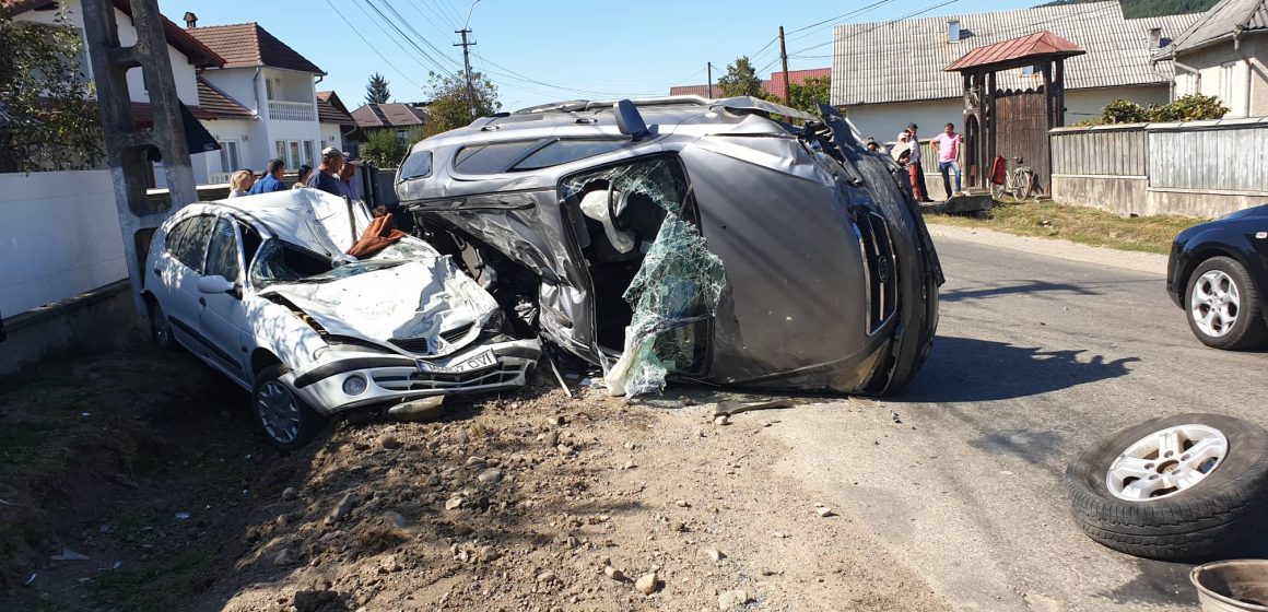 Accident grav, cu trei mașini, în Rozavlea