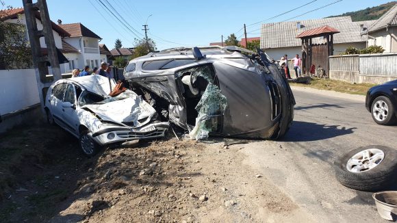 Accident grav, cu trei mașini, în Rozavlea