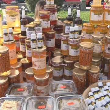 Bunătăți la Târgul de miere, care s-a deschis azi la Sighet