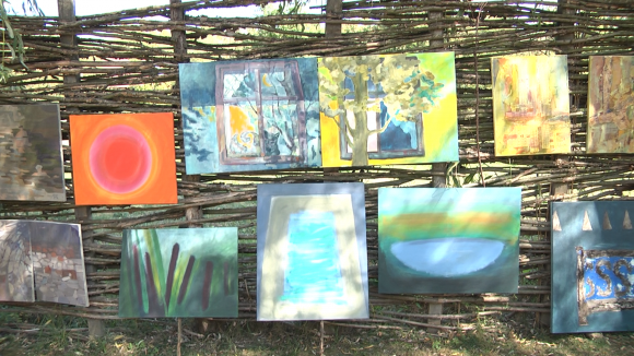 VIDEO | 21 de artiști din șapte țări la expoziția Culori Unite în Maramureș