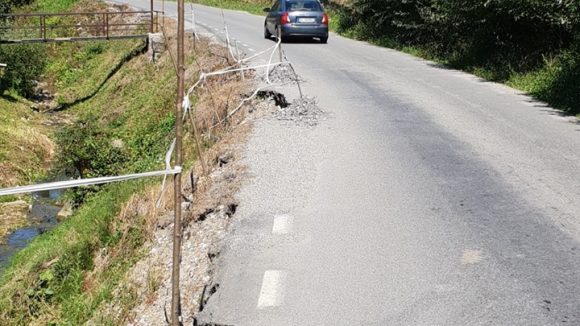DJ 188, afectat în urma unei alunecări de teren DJ 188, afectat în urma unei alunecări de teren