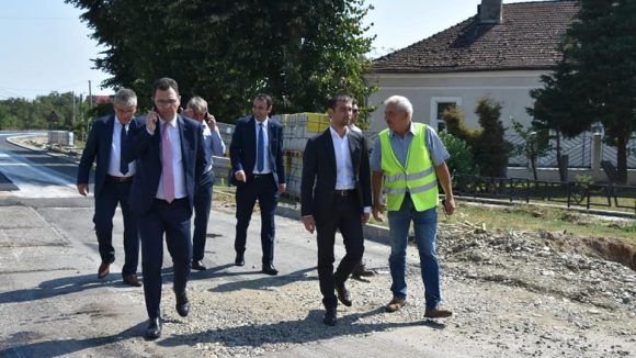 VIDEO | Doi miniștri au mers să vadă stadiul lucrărilor pe DJ 182B