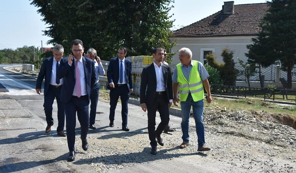 VIDEO | Doi miniștri au mers să vadă stadiul lucrărilor pe DJ 182B VIDEO | Doi miniștri au mers să vadă stadiul lucrărilor pe DJ 182B
