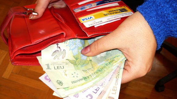 Cercetată pentru furt după ce a luat un portofel pierdut între rafturi într-un supermarket