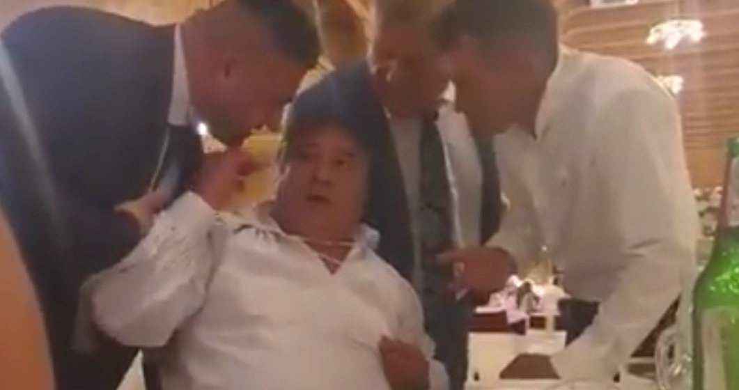 VIDEO | Incident la Oncești: ”M-a agresat, m-a mușcat de ureche”. ”Un client turbulent, nu a fost agresat în niciun fel”