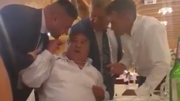 VIDEO | Incident la Oncești: ”M-a agresat, m-a mușcat de ureche”. ”Un client turbulent, nu a fost agresat în niciun fel”
