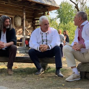Cu „danţ la şură”, dascălul universitar Vasile Bîrle a lansat o carte Cu „danţ la şură”, dascălul universitar Vasile Bîrle a lansat o carte