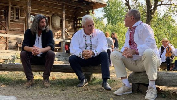 Cu „danţ la şură”, dascălul universitar Vasile Bîrle a lansat o carte Cu „danţ la şură”, dascălul universitar Vasile Bîrle a lansat o carte