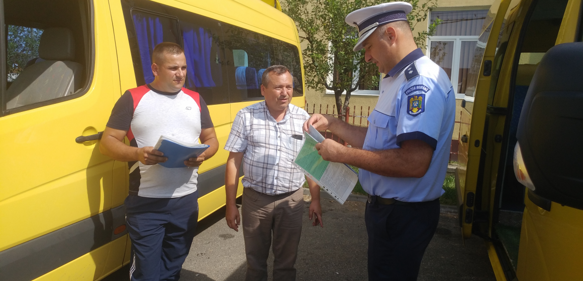 Polițiștii îi instruiesc pe șoferii mașinilor destinate transportului de elevi