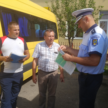 Polițiștii îi instruiesc pe șoferii mașinilor destinate transportului de elevi Polițiștii îi instruiesc pe șoferii mașinilor destinate transportului de elevi