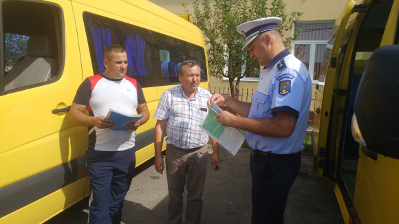 Polițiștii îi instruiesc pe șoferii mașinilor destinate transportului de elevi