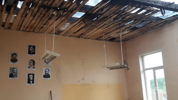 VIDEO | Școala a ars în luna mai, dar reparațiile au început abia în septembrie