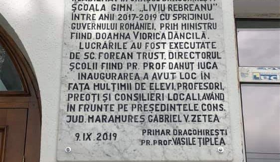 VIDEO | Reacții după amplasarea pe o școală a unei plăcuțe pe care scrie că unitatea de învățământ a fost renovată din mila lui Dumnezeu și cu sprijinul Vioricăi Dăncilă