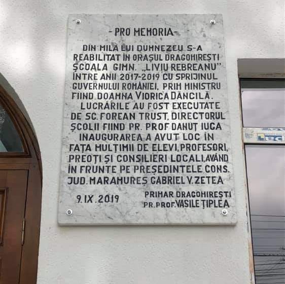 VIDEO | Reacții după amplasarea pe o școală a unei plăcuțe pe care scrie că unitatea de învățământ a fost renovată din mila lui Dumnezeu și cu sprijinul Vioricăi Dăncilă