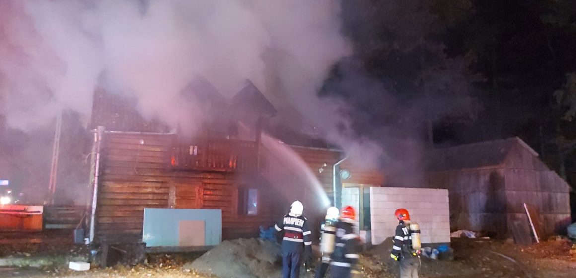 Incendiu la o cabană de lemn din Finteușu Mare