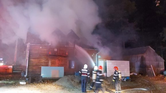 Incendiu la o cabană de lemn din Finteușu Mare