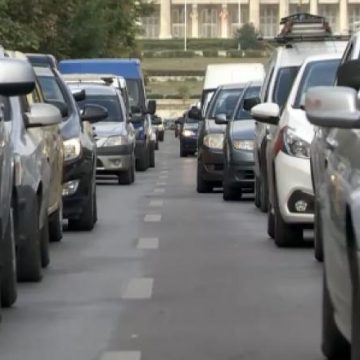 Codul Rutier se schimbă sâmbătă. Ce spune legea despre folosirea telefonului când așteptăm la semafor