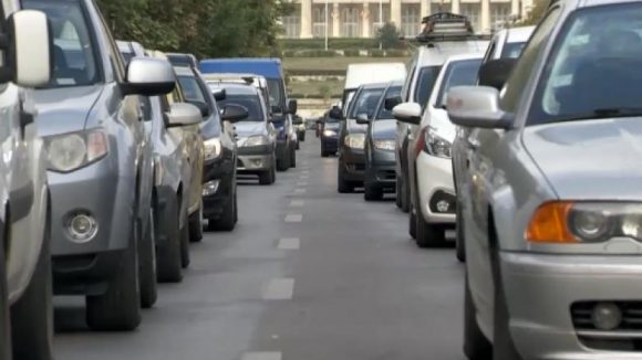 Codul Rutier se schimbă sâmbătă. Ce spune legea despre folosirea telefonului când așteptăm la semafor Codul Rutier se schimbă sâmbătă. Ce spune legea despre folosirea telefonului când așteptăm la semafor