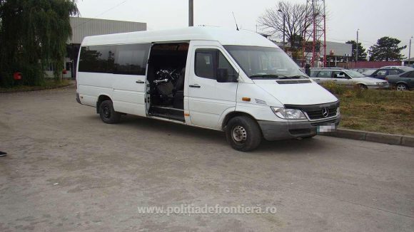 GALERIE FOTO | Un microbuz și o motocicletă căutate de autoritățile din Germania și Belgia, recuperate de lucrători ai ITPF Sighet