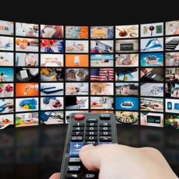 STUDIU: Cât timp își petrec românii în fața televizorului