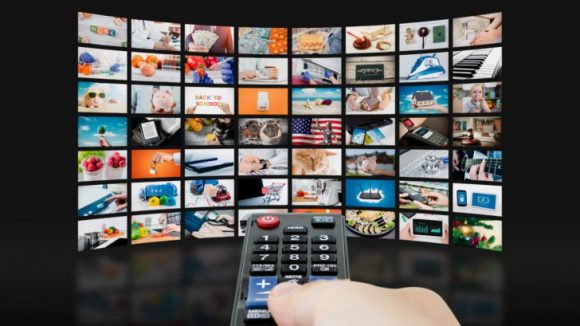 STUDIU: Cât timp își petrec românii în fața televizorului STUDIU: Cât timp își petrec românii în fața televizorului