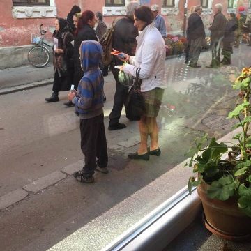 În mediul virtual circulă o serie de fotografii cu un minor care vinde pachete de țigări la intrarea în Piața Agroalimentară Sighet În mediul virtual circulă o serie de fotografii cu un minor care vinde pachete de țigări la intrarea în Piața Agroalimentară Sighet