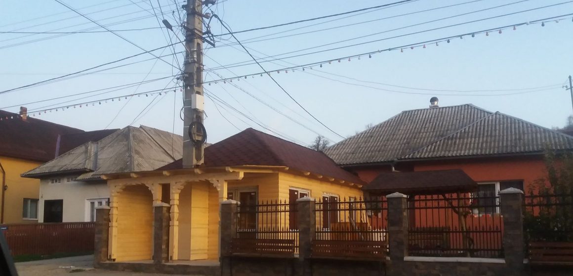 De râsu’-plânsu’: construcție făcută în jurul unui stâlp