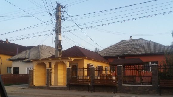 De râsu’-plânsu’: construcție făcută în jurul unui stâlp