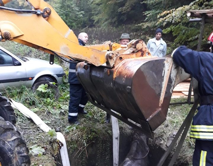 Un cal căzut într-un bazin a fost salvat de pompieri