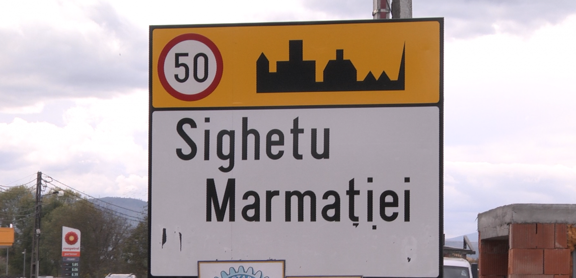 VIDEO | Indicatoarele în limba maghiară de la intrarea în Sighet au fost vandalizate