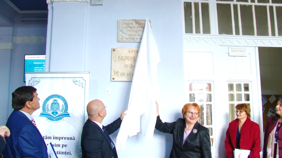 VIDEO | Placa aniversară pentru marcarea centenarului Colegiului Național ”Dragoș Vodă” VIDEO | Placa aniversară pentru marcarea centenarului Colegiului Național ”Dragoș Vodă”