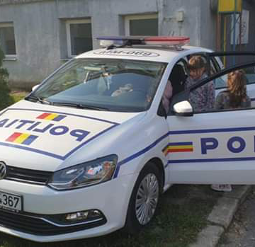 Copii la discuții cu polițiștii