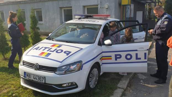Copii la discuții cu polițiștii