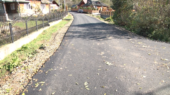 Se asfaltează toate străzile din Valea Stejarului