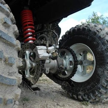 O tânără a intrat cu ATV-ul într-un gard de beton, după ce s-a lovit și de un podeț O tânără a intrat cu ATV-ul într-un gard de beton, după ce s-a lovit și de un podeț