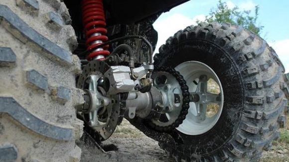 O tânără a intrat cu ATV-ul într-un gard de beton, după ce s-a lovit și de un podeț