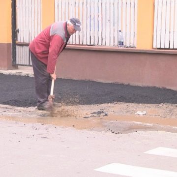 FOTO | Lucru de mântuială efectuat de angajații Urbana. Asfalt turnat peste bălțile  adunate pe marginea trotuarelor