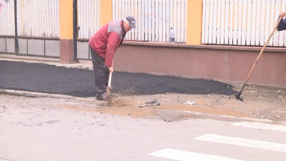 FOTO | Lucru de mântuială efectuat de angajații Urbana. Asfalt turnat peste bălțile  adunate pe marginea trotuarelor