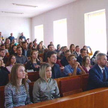 Peste 500 de studenți au fost prezenți la deschiderea anului universitar din cadrul Universității Babeș Bolyai din Sighetu Marmației