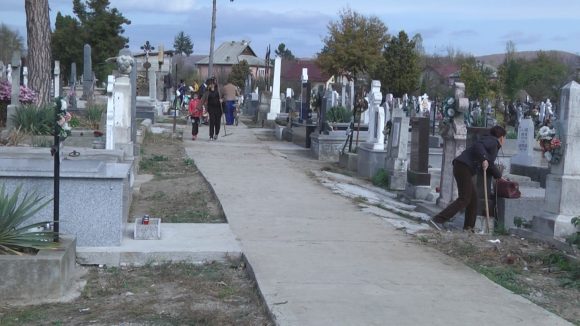 Pregătirile pentru Ziua Morților, celebrată în fiecare an pe 1 noiembrie sunt în toi