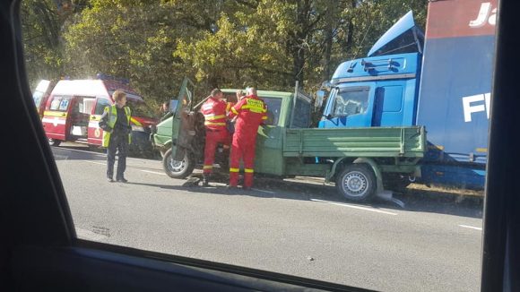Doi răniți și trei autoutilitare tamponate