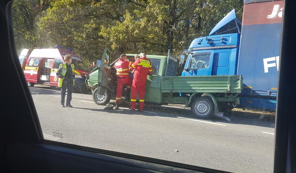 Doi răniți și trei autoutilitare tamponate