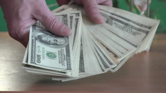 Naivitatea costă: a rămas și fără bani și fără job Naivitatea costă: a rămas și fără bani și fără job